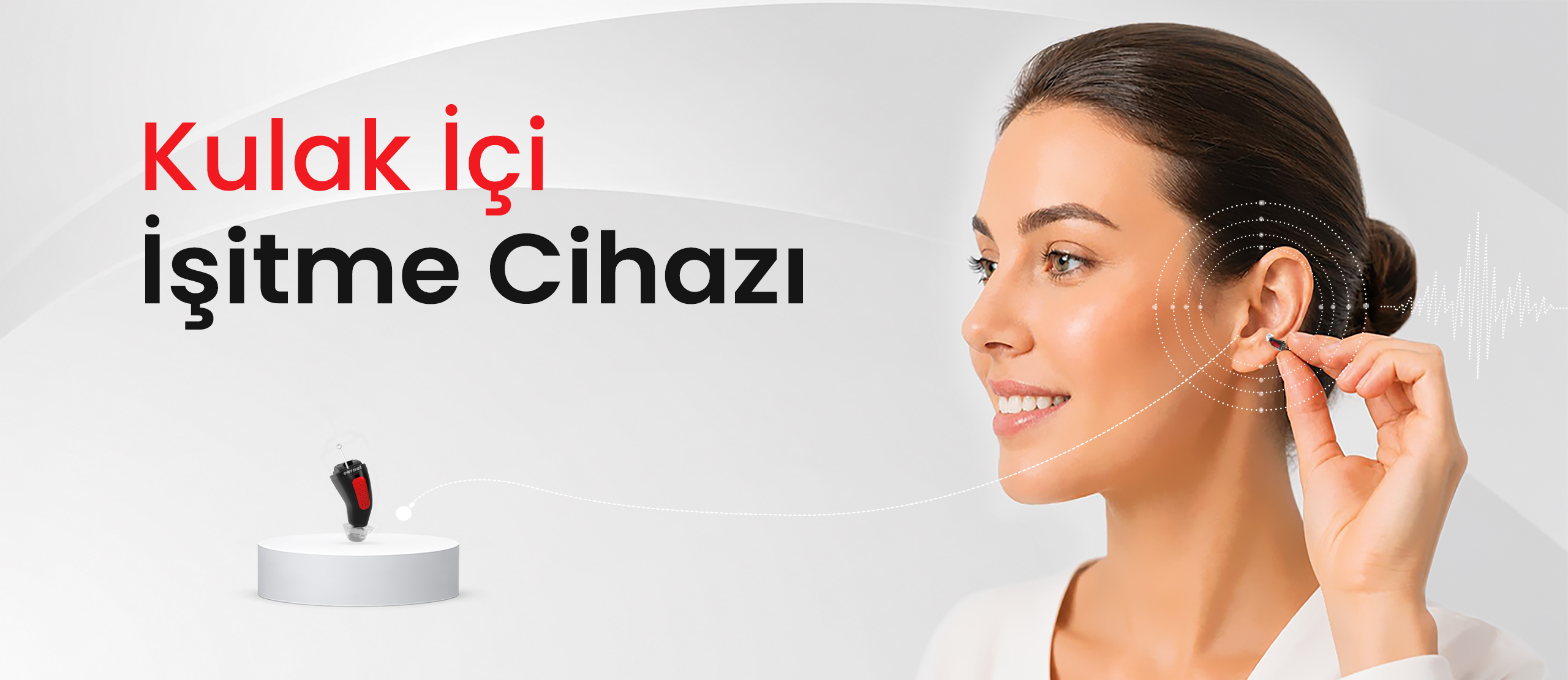 Kulak içi işitme cihazını kullanan kadın